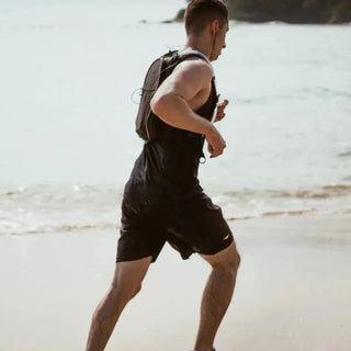 Mann joggt am Strand